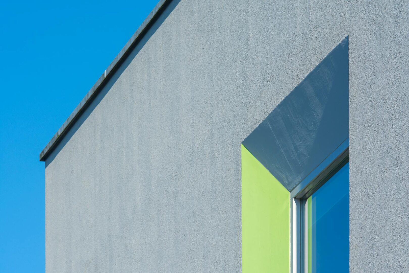 Waarom een dakdekker belangrijk is bij platte daken